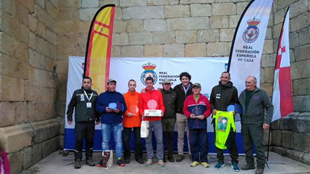 Los ganadores de las dos semifinales con el presidente de la RFEC (en el centro con pantalón claro), Ángel López Maraver.