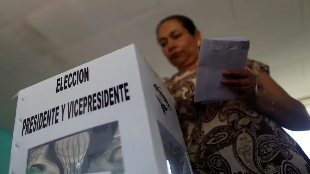 Una mujer echa su voto en una de las urnas