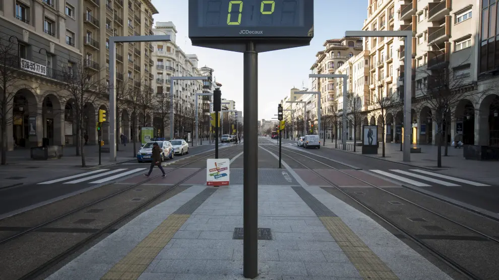 Foto de archivo de un termómetro marcando cero grados en Zaragoza.
