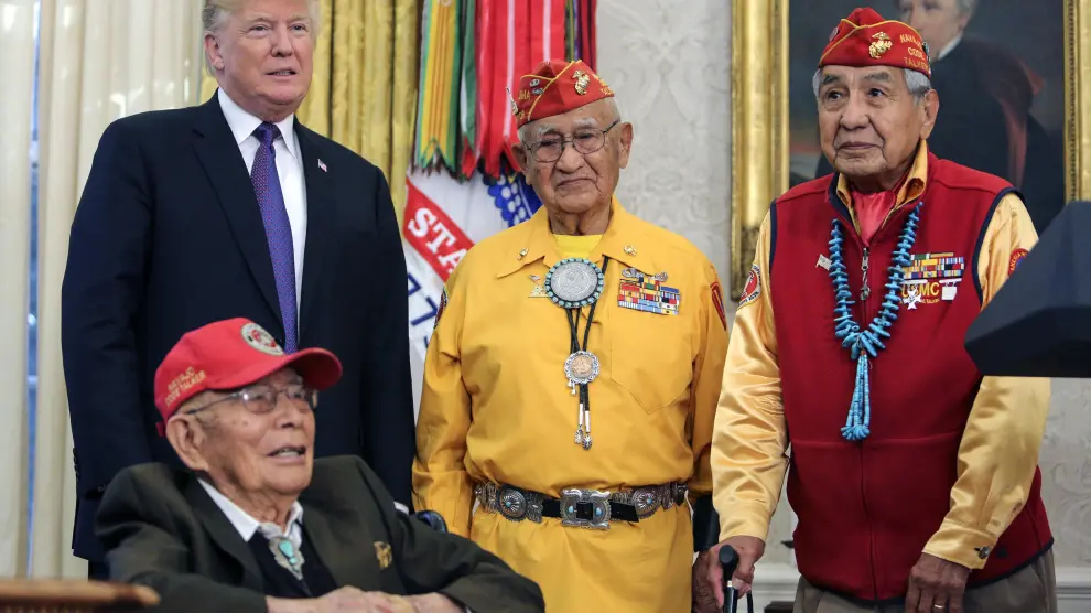 El presidente en el acto con los indígenas navajos