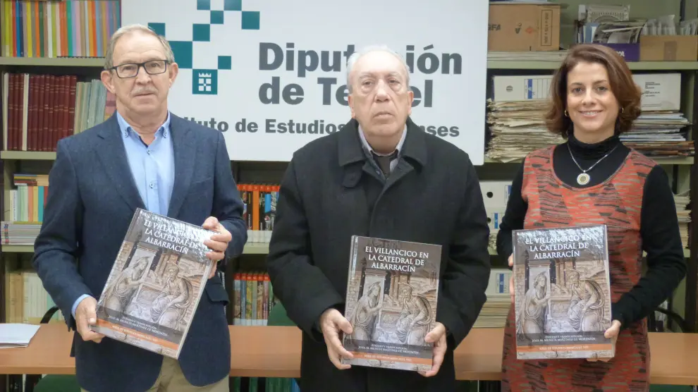 El musicólogo Jesús María Muneta entre el director del IET, Félix Royo, y la alcaldesa de Teruel, Emma Buj