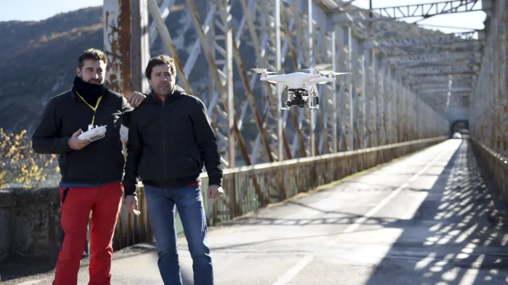 Técnicos de la empresa TcD realizaron vuelos con un dron sobre el puente para analizar el estado de deterioro de la estructura.