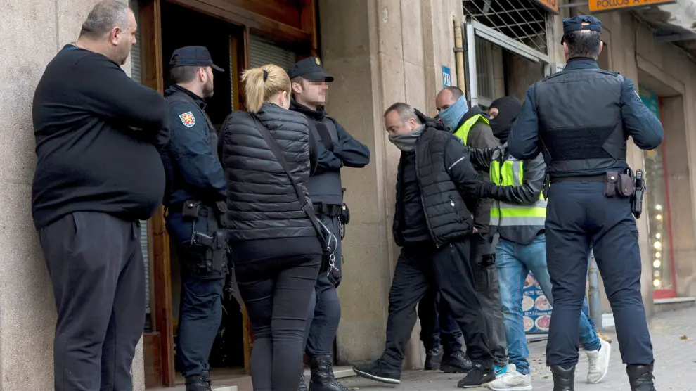 Miembros de los Mossos y la Policía Nacional en otra operación contra el crimen organizado georgiano en Barcelona