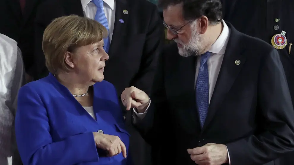 Mariano Rajoy conversando con la canciller Angela Merkel.