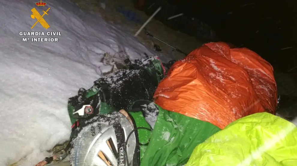 Imagen del montañero haciendo vivac de noche junto a especialistas de la Guardia Civil