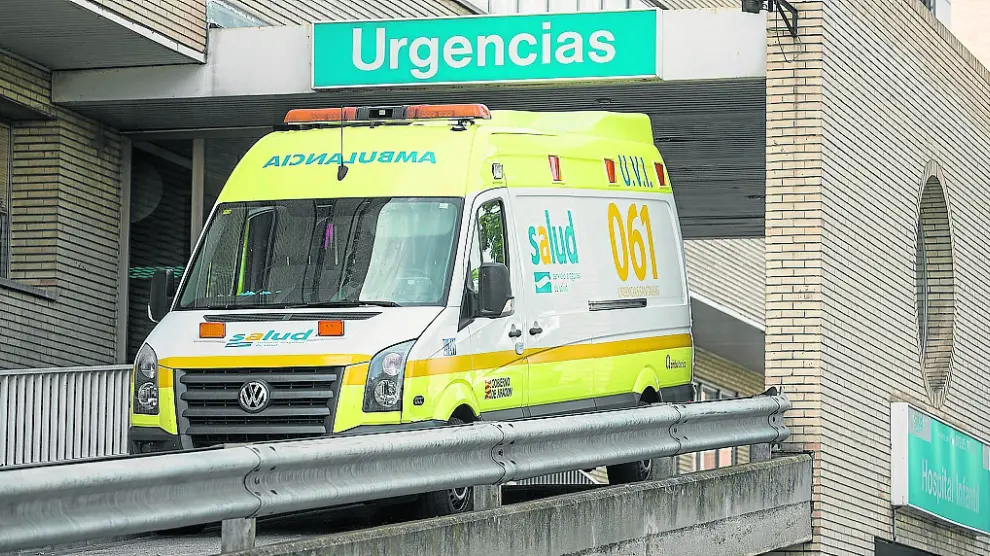 Una ambulancia del transporte sanitario urgente de la actual adjudicataria sale del Miguel Servet.