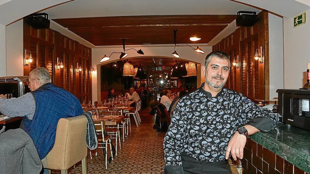 El jefe de cocina de Nativo, José Gonzalo, en el comedor del establecimiento.