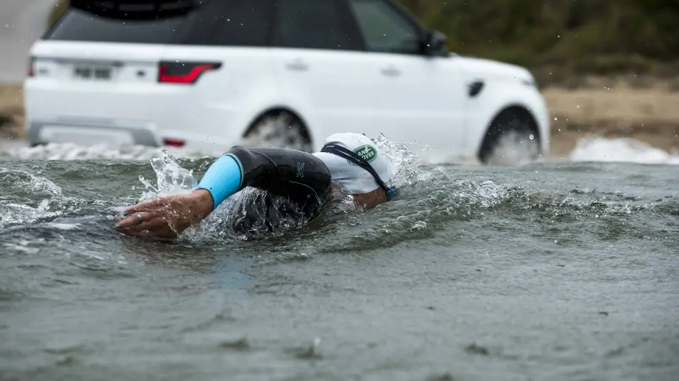 El nuevo Range Rover Sport se presentó en una carrera extrema frente a dos nadadores especializados en aguas abiertas.