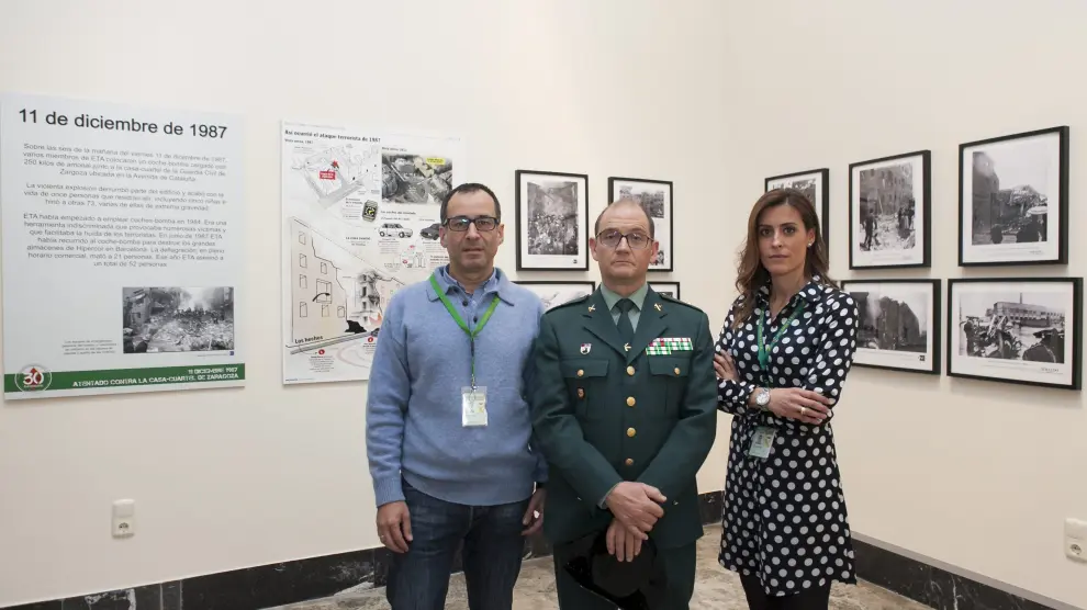 El guardia Rodolfo Mancera, el comandante Juan Recaj y la responsable de comunicación de la Guardia Civil, Ana Cristina Otín, en la exposición que se prepara en una sala del Museo de Zaragoza para inaugurarla el próximo 11 de diciembre.