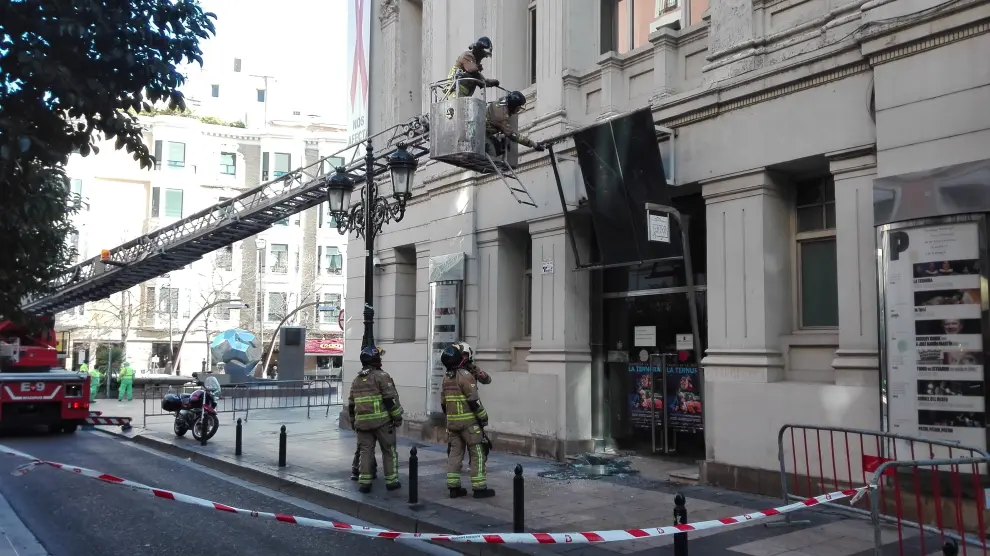 Los bomberos intervienen en la fachada del Teatro Principal