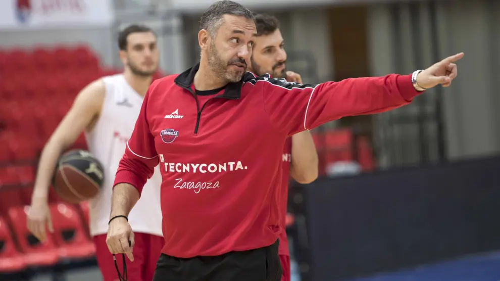 Jota Cuspinera, entrenador del Tecnyconta Zaragoza, en un entrenamiento reciente.