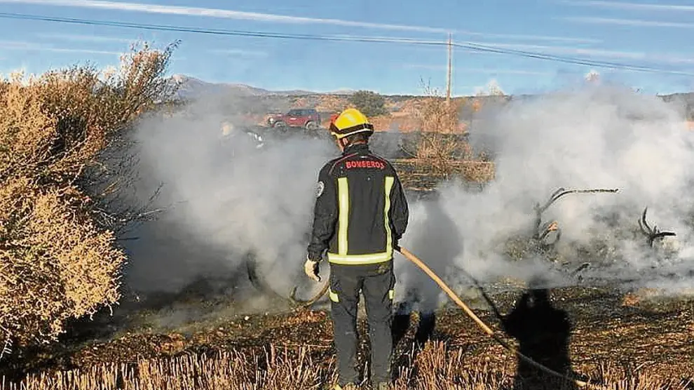 Los bomberos de Huesca, sofocando esta semana un incendio de rastrojos en Monflorite.