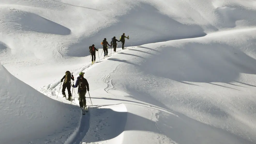 Consultar el nivel de peligro de aludes y evitar las laderas menos estables, resulta vital en la montaña con nieve.