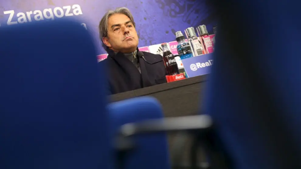 Natxo González, el entrenador del Real Zaragoza, en un gesto pensativo durante la rueda de prensa de este viernes, previa al viaje a Gijón.
