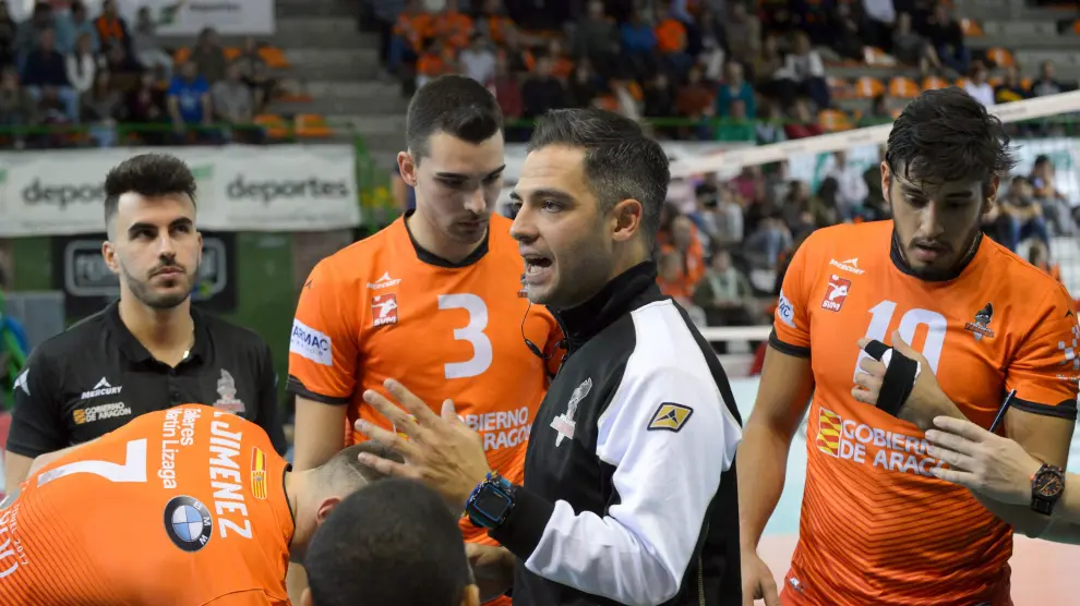 Miguel Rivera imparte instrucciones a los jugadores del CV Teruel.