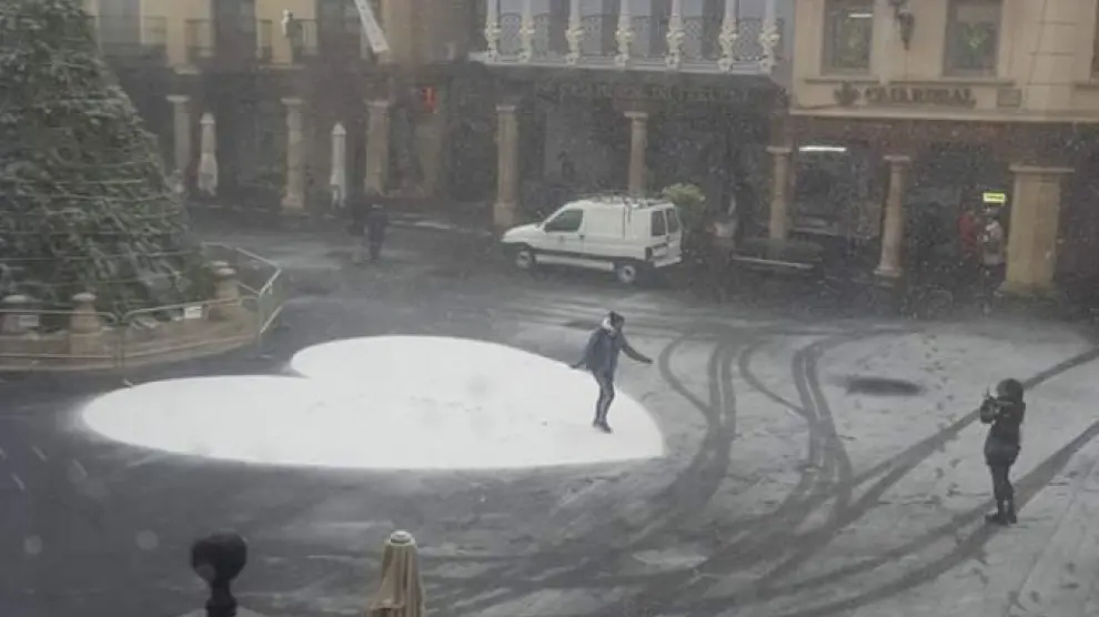 El corazón rojo de la plaza del Torico se ha vuelto blanco con la nieve