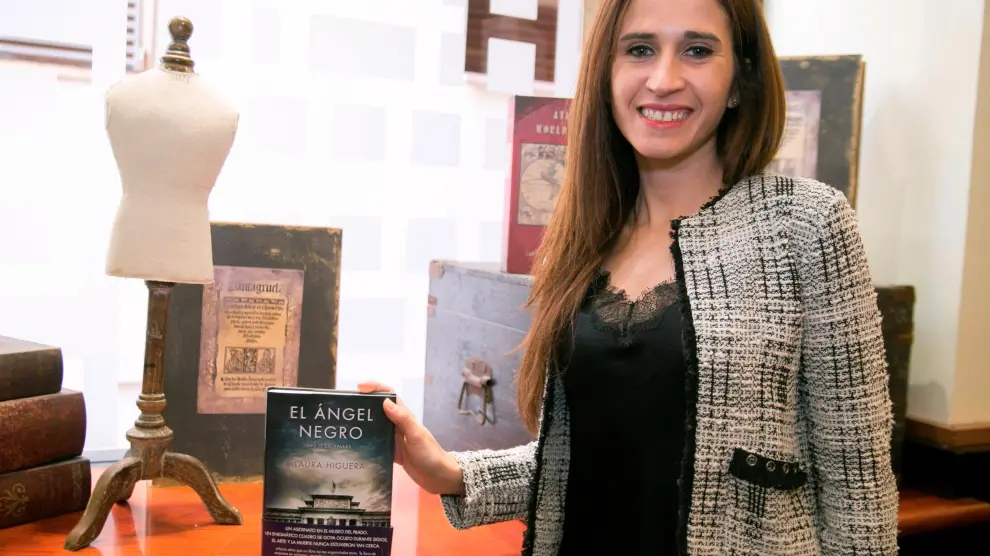 Laura Higuera junto al libro sobre Goya que acaba de publicar.