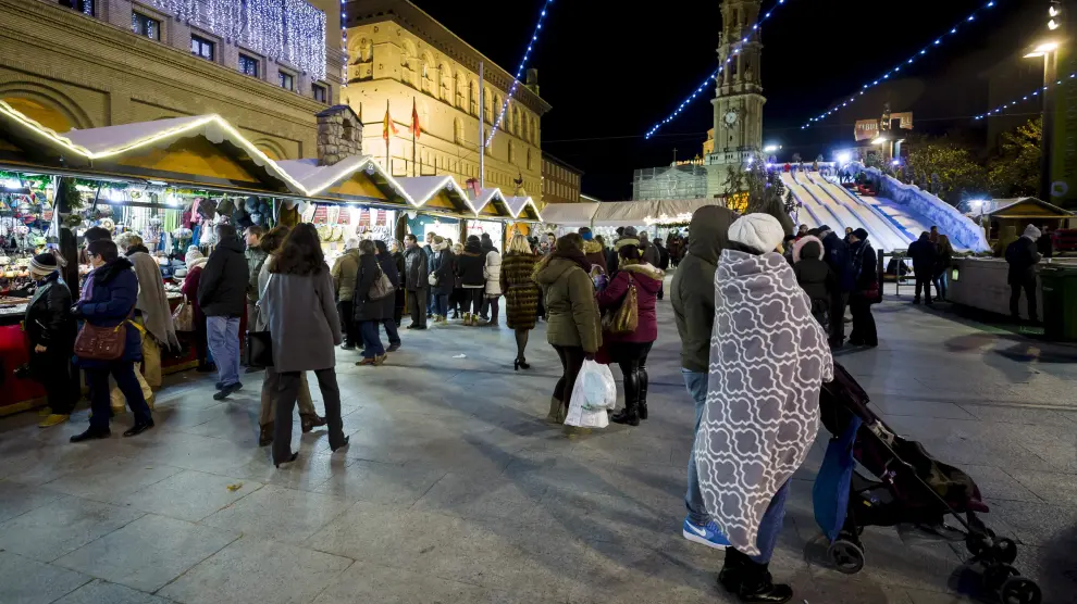 El frío y el viento lastraron el primer sábado de la muestra navideña de la plaza del Pilar.