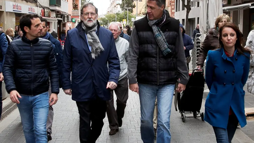 Rajoy, en un paseo por Castelldefels antes de su mitin en Mataró.