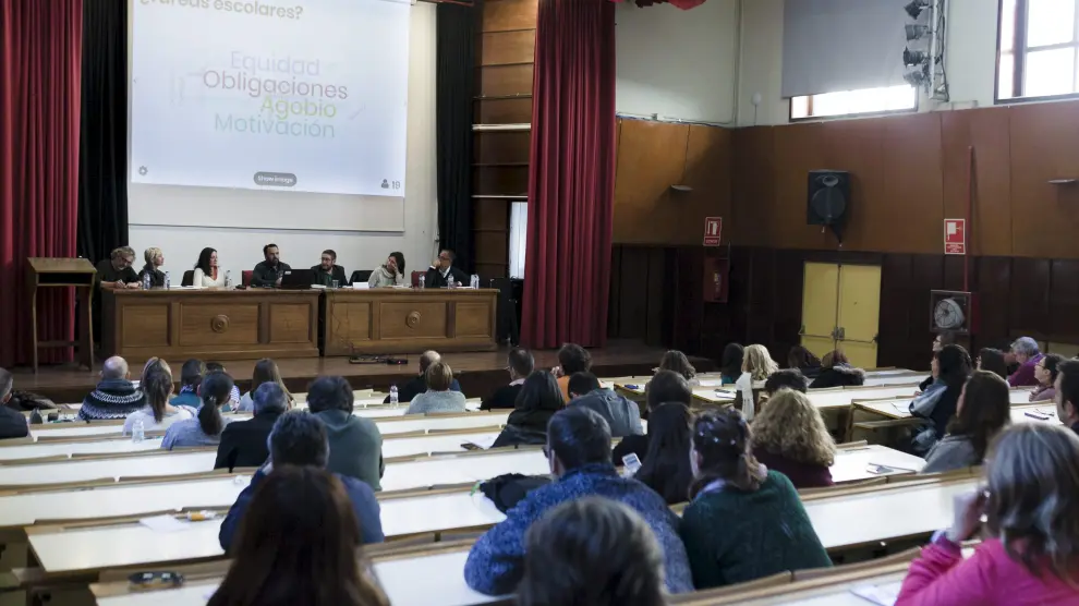 La jornada de debate sobre las tareas escolares se ha celebrado este sábado en el IES Corona de Aragón de Zaragoza