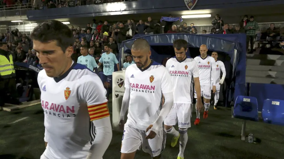 Los jugadores del Real Zaragoza salen al campo de El Alcoraz en el partido ante el Huesca del pasado 6 de noviembre, estrenando el uniforme totalmente blanco que repetirán en Gijón.