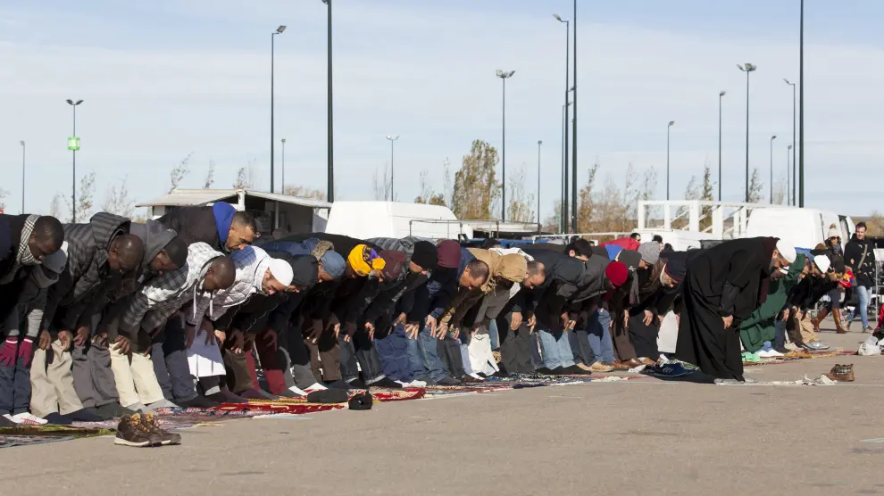 Unos 80 musulmanes han ofrecido su oración este domingo en Zaragoza para que acabe la sequía