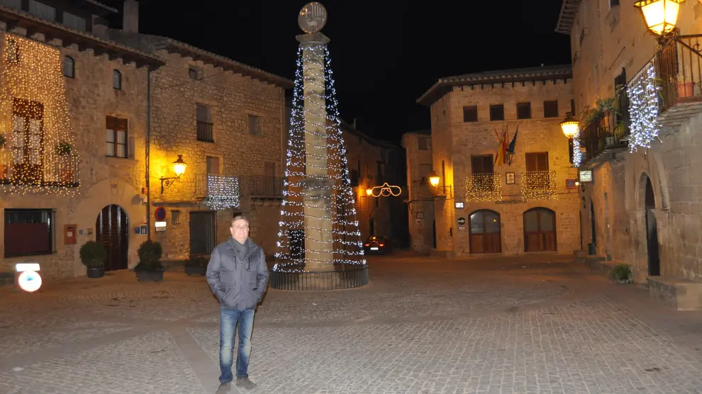El alcalde de Cretas, Fernando Camps, en la plaza que Ferrero Rocher utiliza en su campaña publicitaria navideña.
