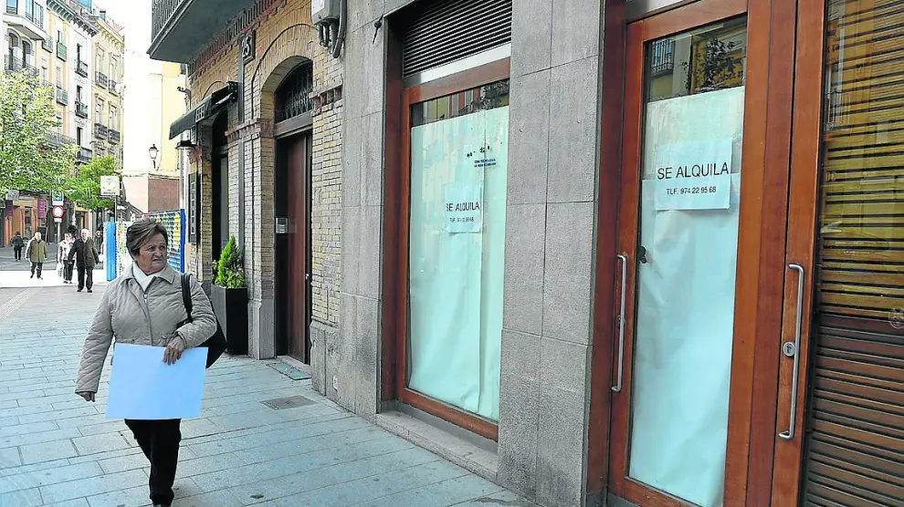 Uno de los locales comerciales en alquiler en el Coso Bajo de Huesca, en zona peatonal.