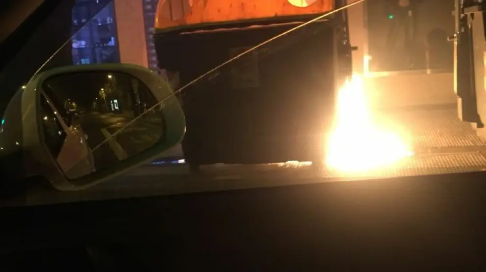 Un taxista vio arder un artefacto entre los contenedores.