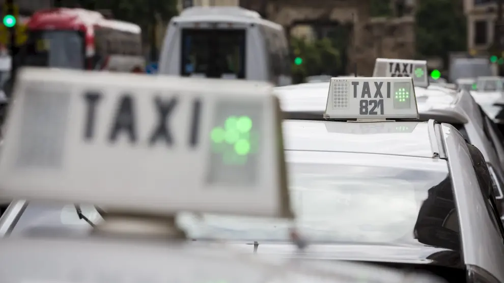 Varios taxis de servicio en el paseo de Pamplona de Zaragoza.