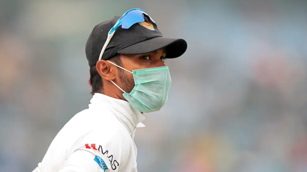 Un jugador del partido lleva una mascara para protegerse de respirar polución