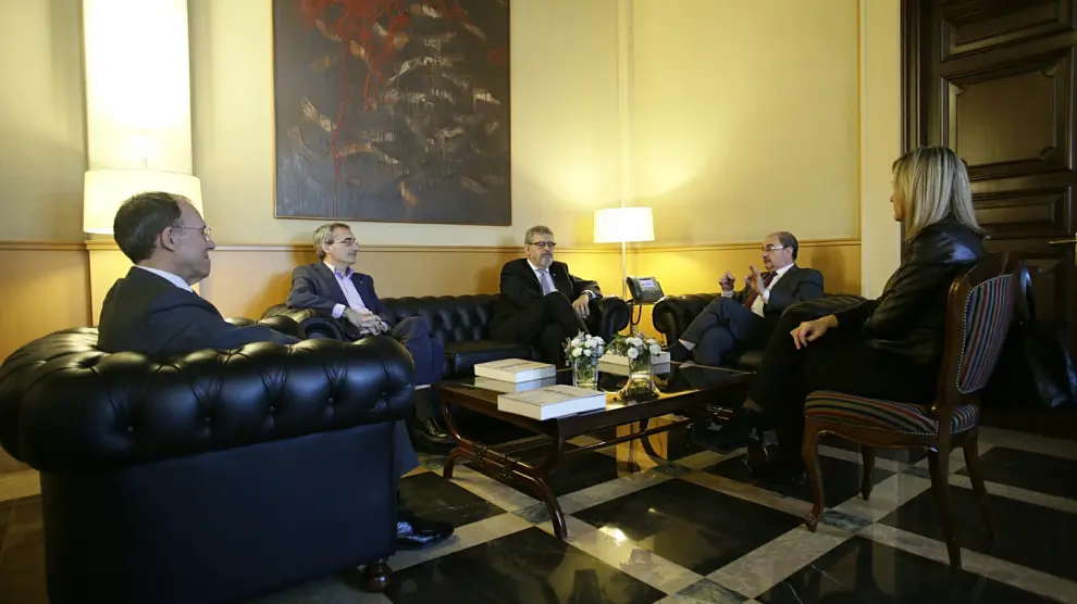 Los rectores de las universidades de La Rioja y Zaragoza y el actual vicepresidente del Campus Iberus, durante la reunión con Javier Lambán y Pilar Alegría
