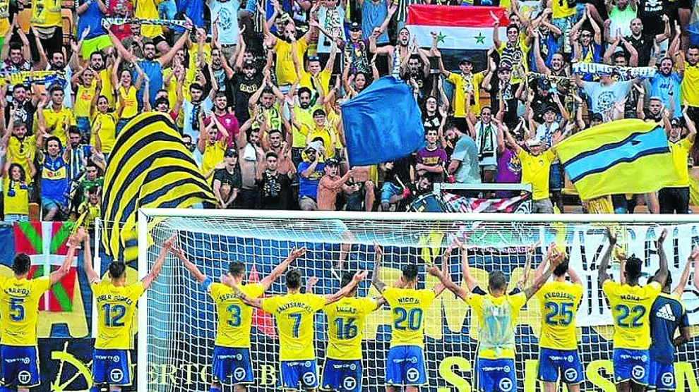 Los futbolistas del Cádiz celebran un triunfo junto a sus aficionados.