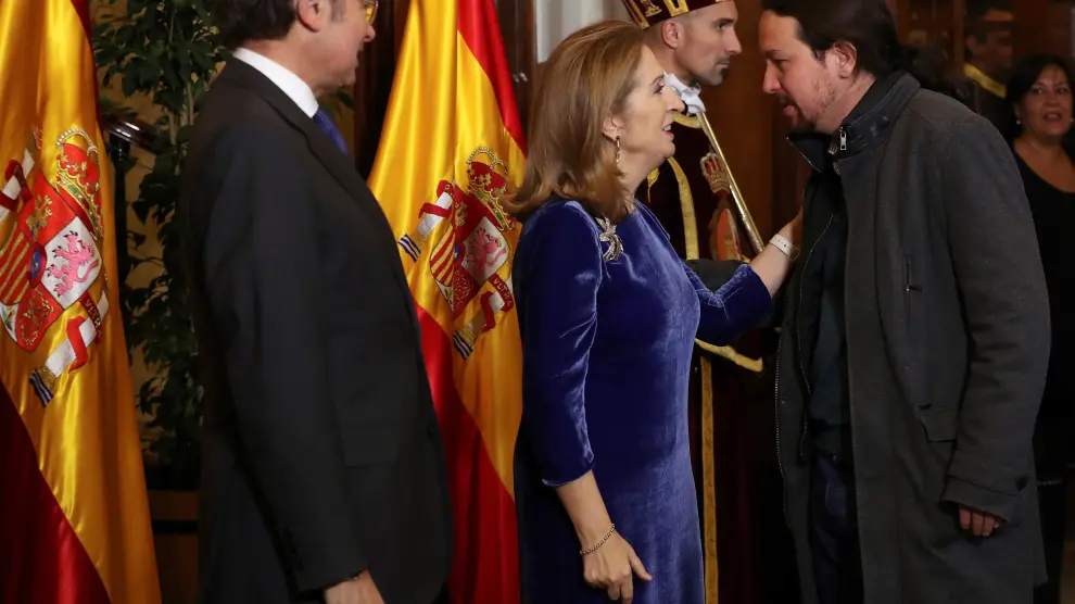 Pablo Iglesias saluda a la presidenta del Congreso Ana Pastor