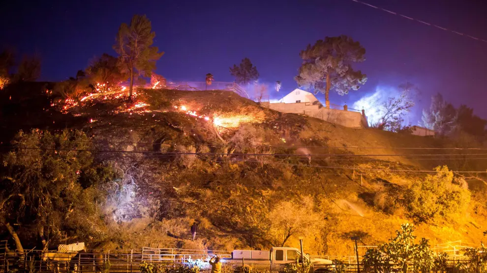 Los incendios de California alcanzan barrios residenciales de Los Ángeles