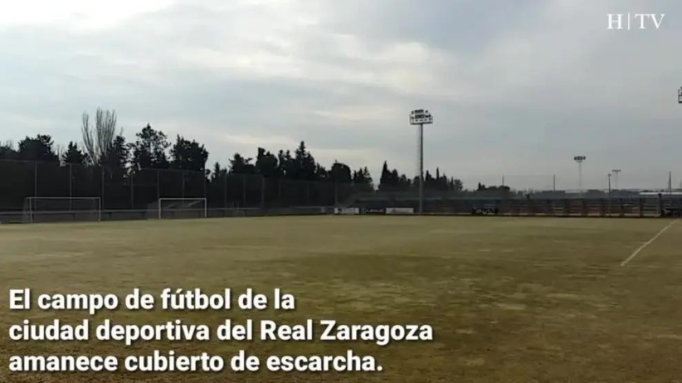 La escarcha cubre el campo de la Ciudad Deportiva de Zaragoza