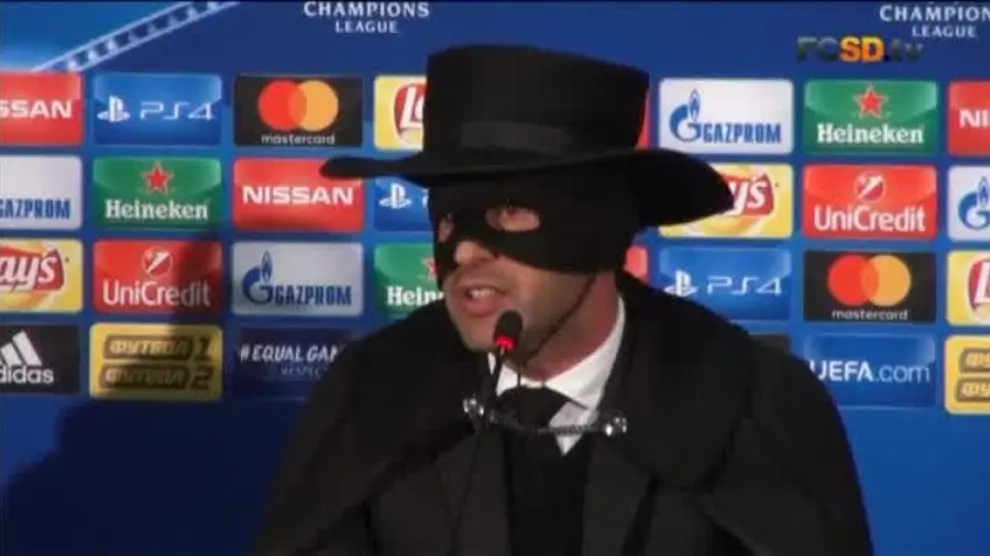 El entrenador del Shakhtar Donetsk celebra el pase de su equipo vestido de El Zorro