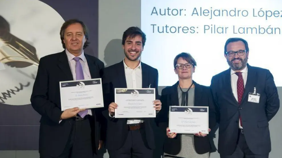 El ganador, Alejandro López, junto a sus dos tutores