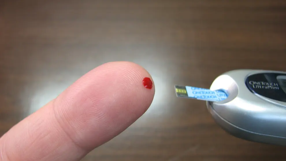 Foto de archivo de una persona midiéndose el azúcar en sangre.