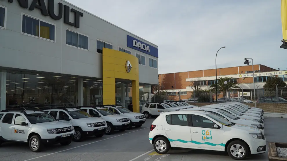 Los nuevos modelos para el Salud ya preparados en la puerta del concesionario Vearsa Dacia.