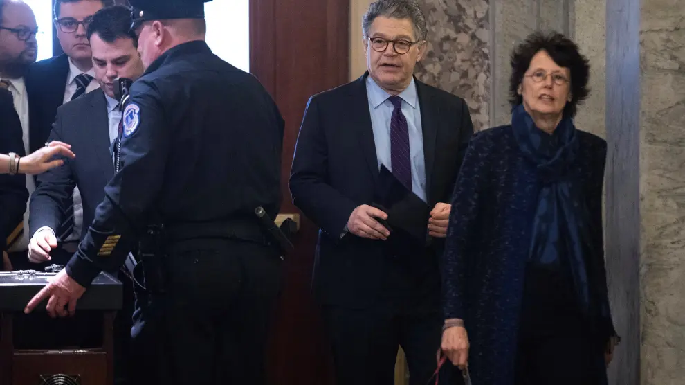 El senador Franken, acompañado de su mujer, acude al edificio que alberga las dos cámaras del Congreso de Estados Unidos para presentar su dimisión.