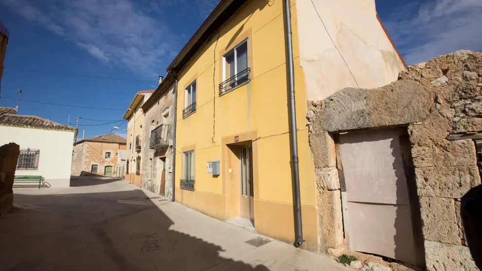 Exterior de la vivienda ubicada en el municipio de Pedrosa de Duero, en cuyo interior han fallecido dos personas.