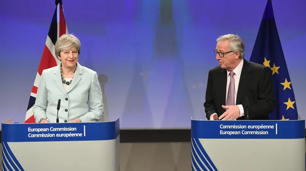 La primera ministra británica, Theresa May, y el presidente de la Comisión Europea, Jean Claude Juncker, tras el acuerdo alcanzado este viernes para pasar a la siguiente fase del 'brexit'.