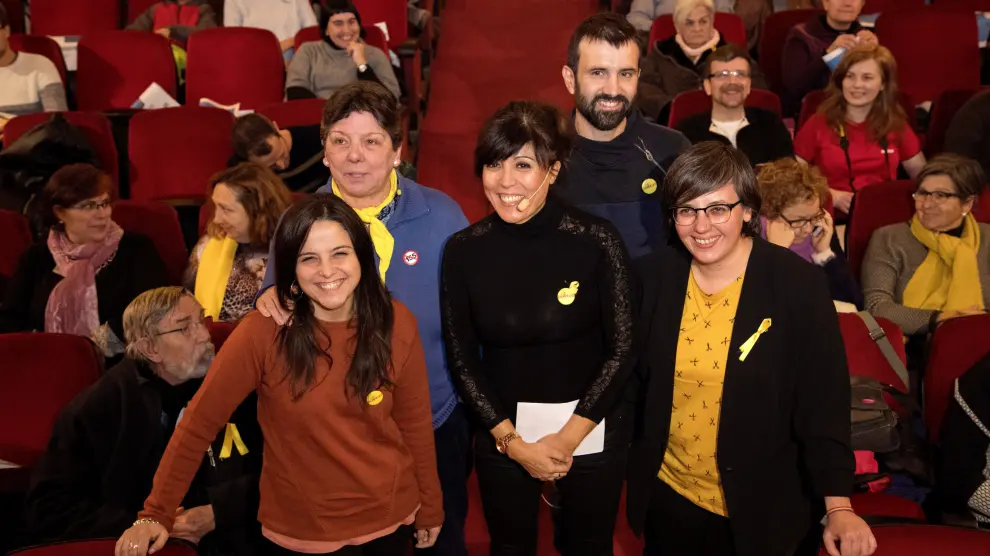 Mireia Boya, a la derecha, junto a los otros candidatos de la CUP a las elecciones del 21 D. María Sirvent, Gabriela Serra, Rosa Penyafiel y Pau Juvillà.