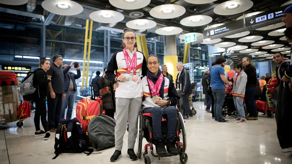 María Delgado y Teresa Perales, este sábado en el aeropuerto de Barajas.