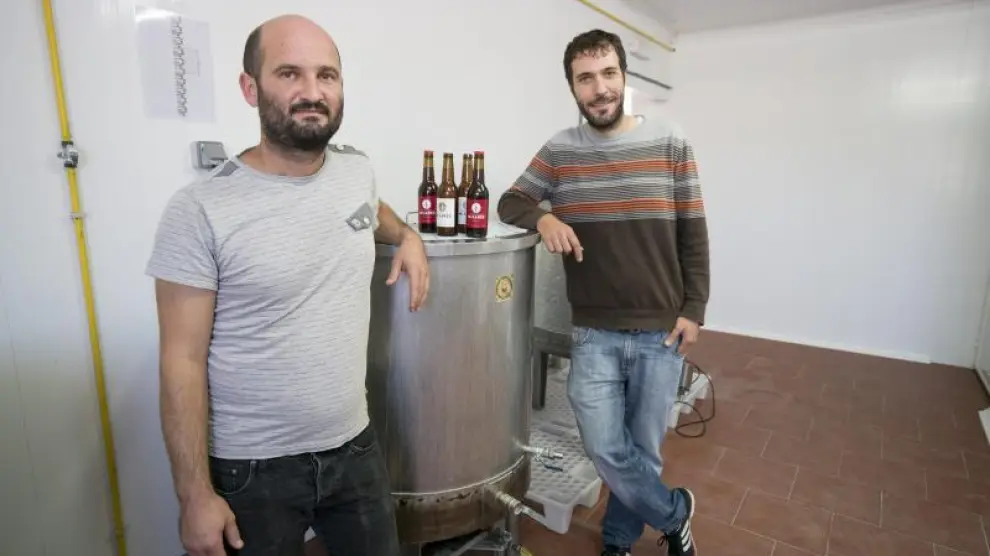 Raúl Hernández y Eduardo Martín, en su fábrica de cerveza artesana.