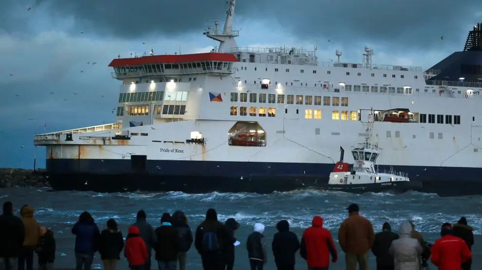 Encalla un ferry con más de 200 pasajeros a bordo en pleno temporal en el puerto de Calais.