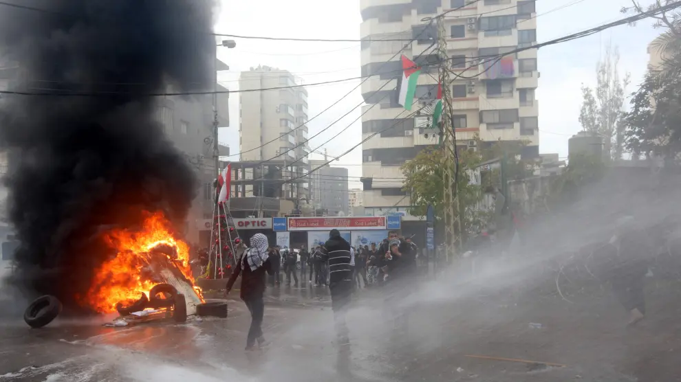 La Policía lanza gases contra manifestantes frente a la embajada de EE. UU. en Beirut