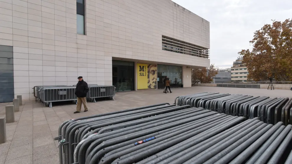 Descargan vallas de seguridad junto al Museo de Lérida para el traslado de las obras de Sijena