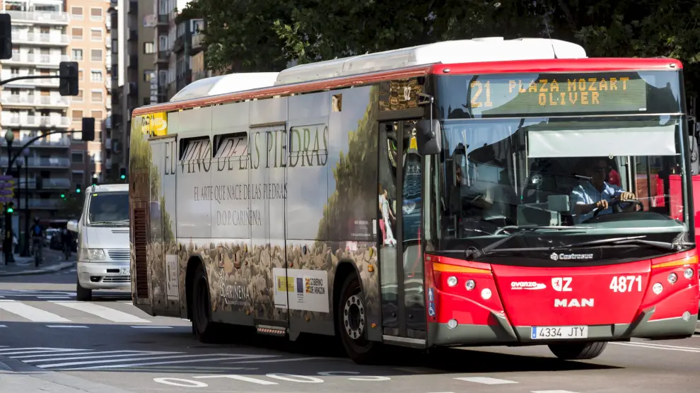 Un autobús urbano de Zaragoza, en una imagen de archivo